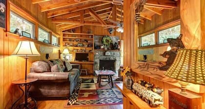 Les clients apprécieront vraiment River Haus: une chambre rustique, une cabine de bain, tout en écoutant la