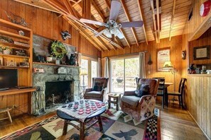 Televisión y chimenea 