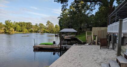 The Grey Goose (Waterfront) Historic New Bern - Private Beach - BRING YOUR BOAT!