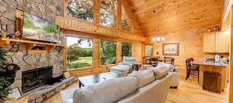 Ridge Top - Cozy Cabin on the 3rd Hole w/Hot Tub