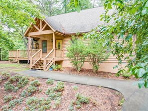 Exterior - Ridge Top - Cozy Cabin on the 3rd Hole w/Hot Tub (Helen)