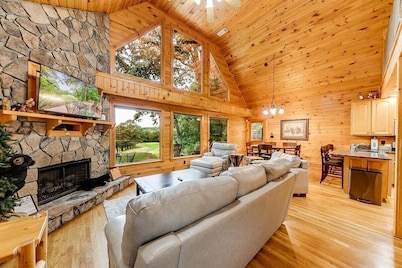 Ridge Top - Cozy Cabin on the 3rd Hole w/Hot Tub