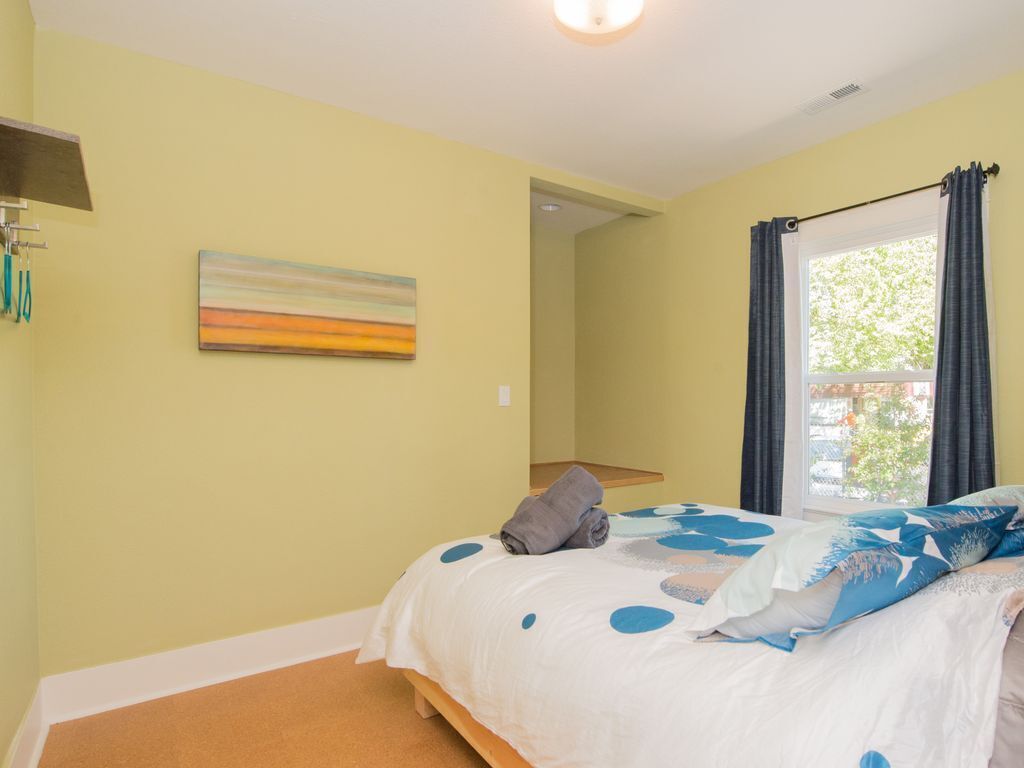 4 habitaciones, tabla de planchar con plancha y cuna de viaje 