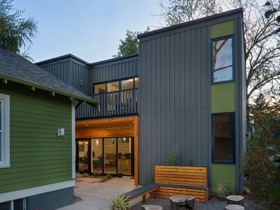 Excellent walkable location - Bright & Modern, Pets Welcome!