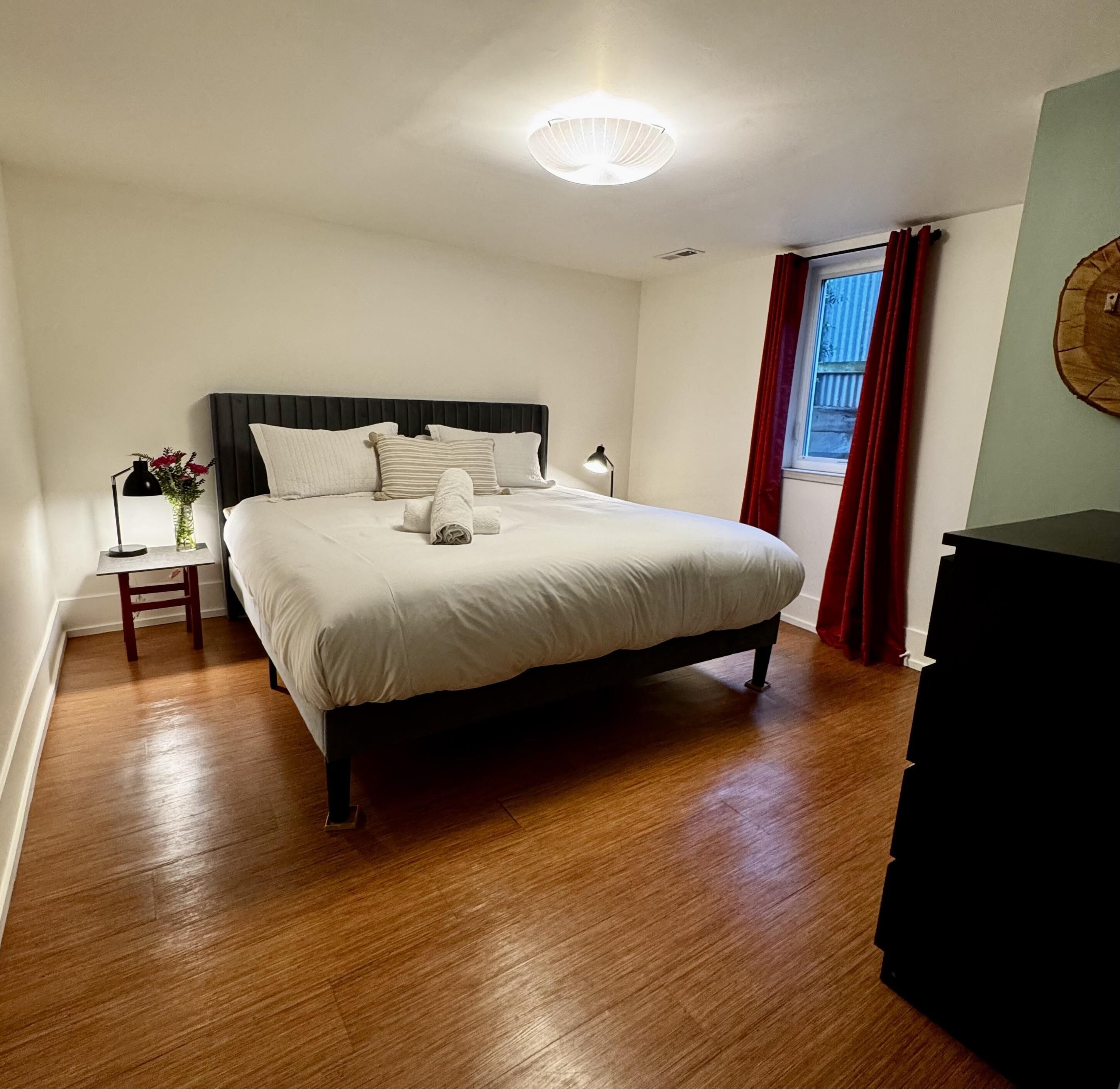 4 habitaciones, tabla de planchar con plancha y cuna de viaje 