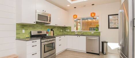 Refrigerador, microondas, horno y parrilla de estufa