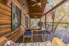 Outdoor dining - Lazy River Days - Riverfront Cabin Downtown Helen (Helen)