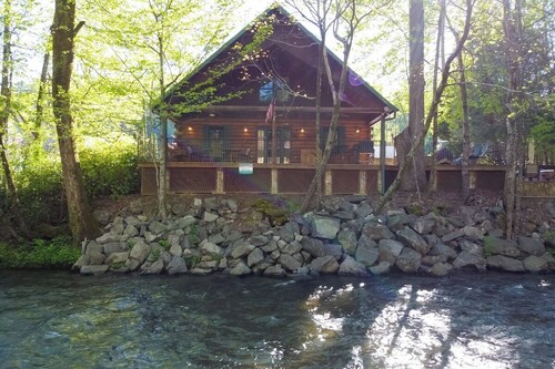 Dieses Blockh��ttenhaus liegt buchstäblich am Ufer des Chattahoochee River in der Innenstadt von Helen. Es ist ein