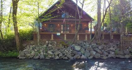 Dieses Blockh��ttenhaus liegt buchstäblich am Ufer des Chattahoochee River in der Innenstadt von Helen. Es ist ein