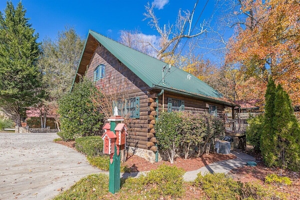 Exterior - Lazy River Days - Riverfront Cabin Downtown Helen (Helen)