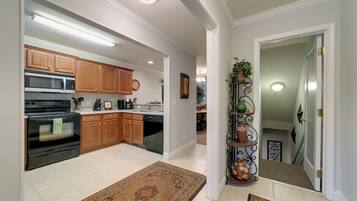 Coffee/tea maker, fridge, microwave, oven