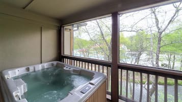 Indoor spa tub