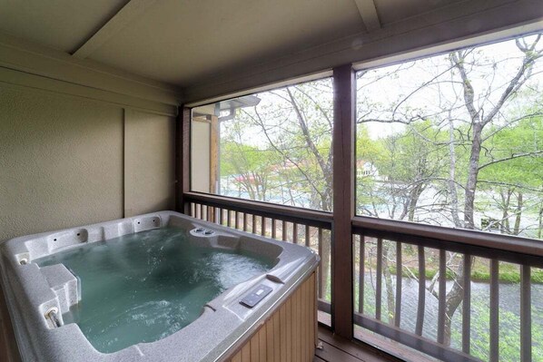 Indoor spa tub