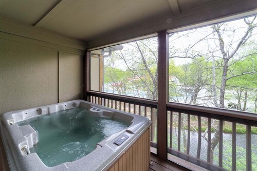 3BR Helen condo with 2 hot tubs, fireplace, riverfront deck