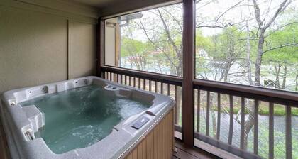3BR Helen condo with 2 hot tubs, fireplace, riverfront deck