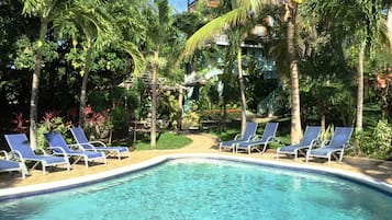 Kolam renang outdoor