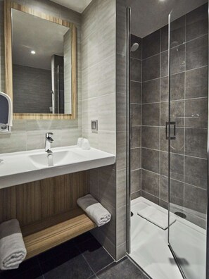 Dusj, miljøvennlige toalettsaker og håndklær