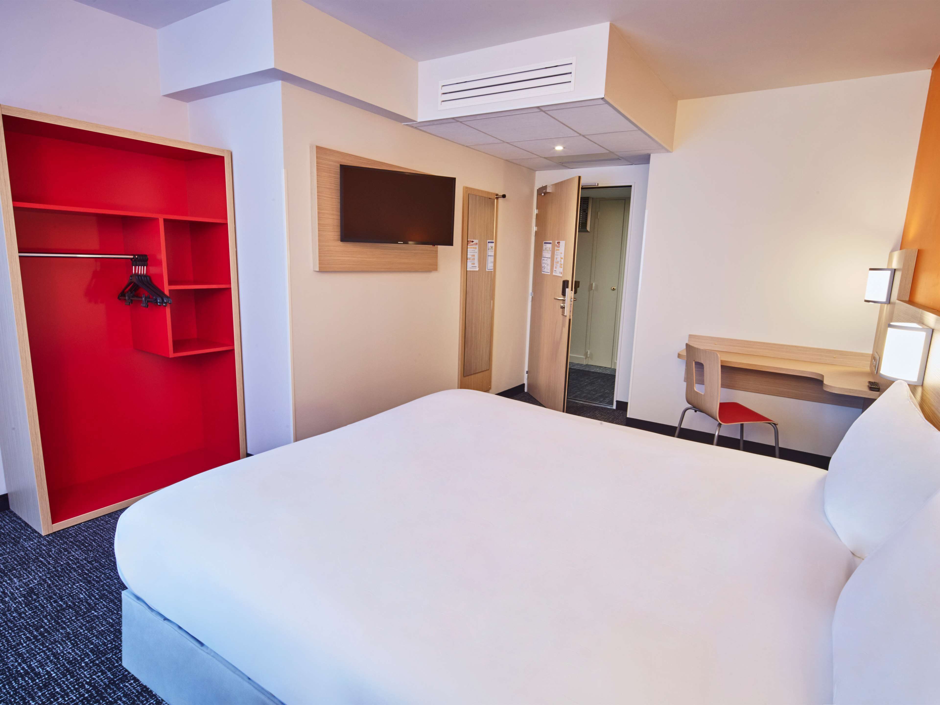 standard room, 1 double bed | desk, blackout curtains, soundproofing, free cots/infant beds