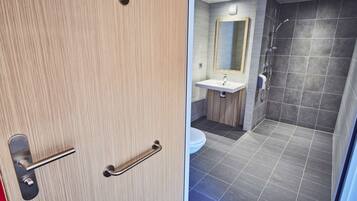 Shower, eco-friendly toiletries, towels