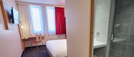 Standard Room, 1 Double Bed | Desk, blackout drapes, soundproofing, free cribs/infant beds