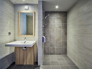 Dusj, miljøvennlige toalettsaker og håndklær