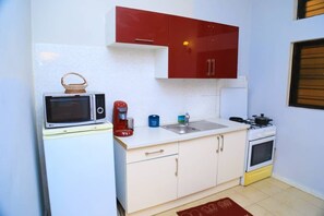 Réfrigérateur, micro-ondes, four, cafetière/bouilloire