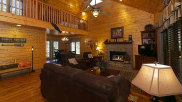 智能電視、壁爐、足球機