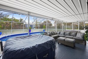 Alberca al aire libre y alberca climatizada