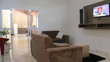 Fernseher, DVD-Player, Tischtennisplatte