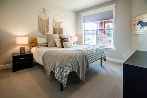5 bedrooms, iron/ironing board, travel cot, WiFi - Spacious & Modern 5BDR Retreat on Vista Rim (Redmond)