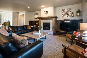 Smart TV, fireplace, DVD player - Spacious & Modern 5BDR Retreat on Vista Rim (Redmond)