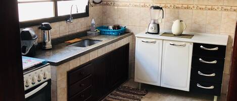 ميكروويف، ماكينة لصنع القهوة/الشاي، مستلزمات طهي/أطباق/أوعية