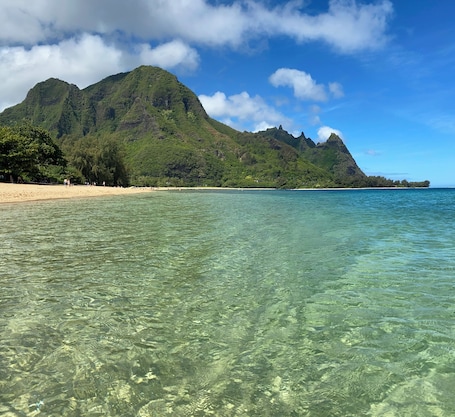 Sun-loungers, beach towels. Perfect Studio: AC, Pool, Private Bedroom, Lanai, Walk to Shops + Island Guide