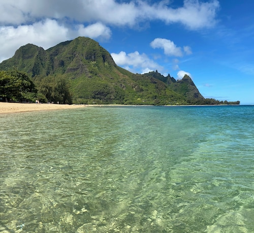 Perfect Studio: AC, Pool, Private Bedroom, Lanai, Walk to Shops + Island Guide