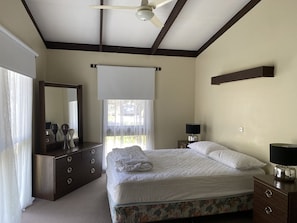 3 habitaciones y tabla de planchar con plancha