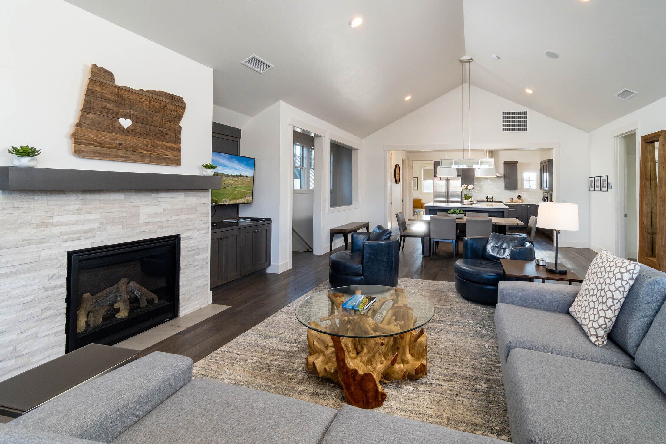 Modern, Bright, Clean! Resort Amenities + Pool ~ Concert Shuttle ~ Bring Friends - Bend, OR