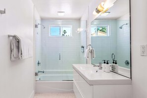 Douche, sèche-cheveux, serviettes fournies