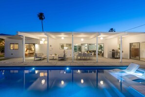 A heated pool - Alexander on Bedford - Mid-Century Pool Resort (Palm Springs)