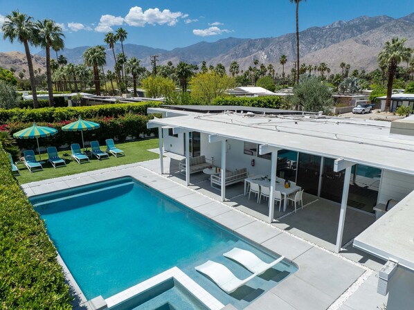 A heated pool - Alexander on Bedford - Mid-Century Pool Resort (Palm Springs)