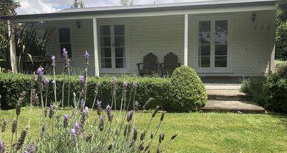 Upea mökki sijaitsee tilavassa Hawkes Bayn puutarhassa