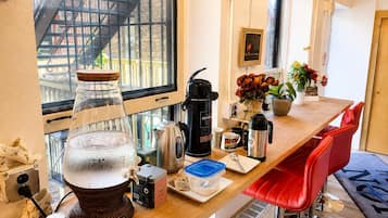 Full-size fridge, microwave, oven, stovetop