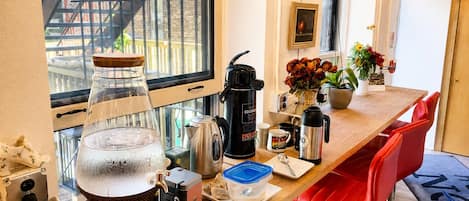 Full-sized fridge, microwave, oven, stovetop
