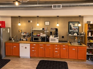 Full-size fridge, microwave, oven, stovetop - Hostel du Nord (Duluth)