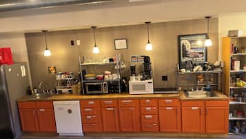 Full-size fridge, microwave, oven, stovetop