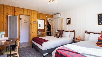 Standard Double Queen | Desk, laptop workspace, free WiFi, bed sheets