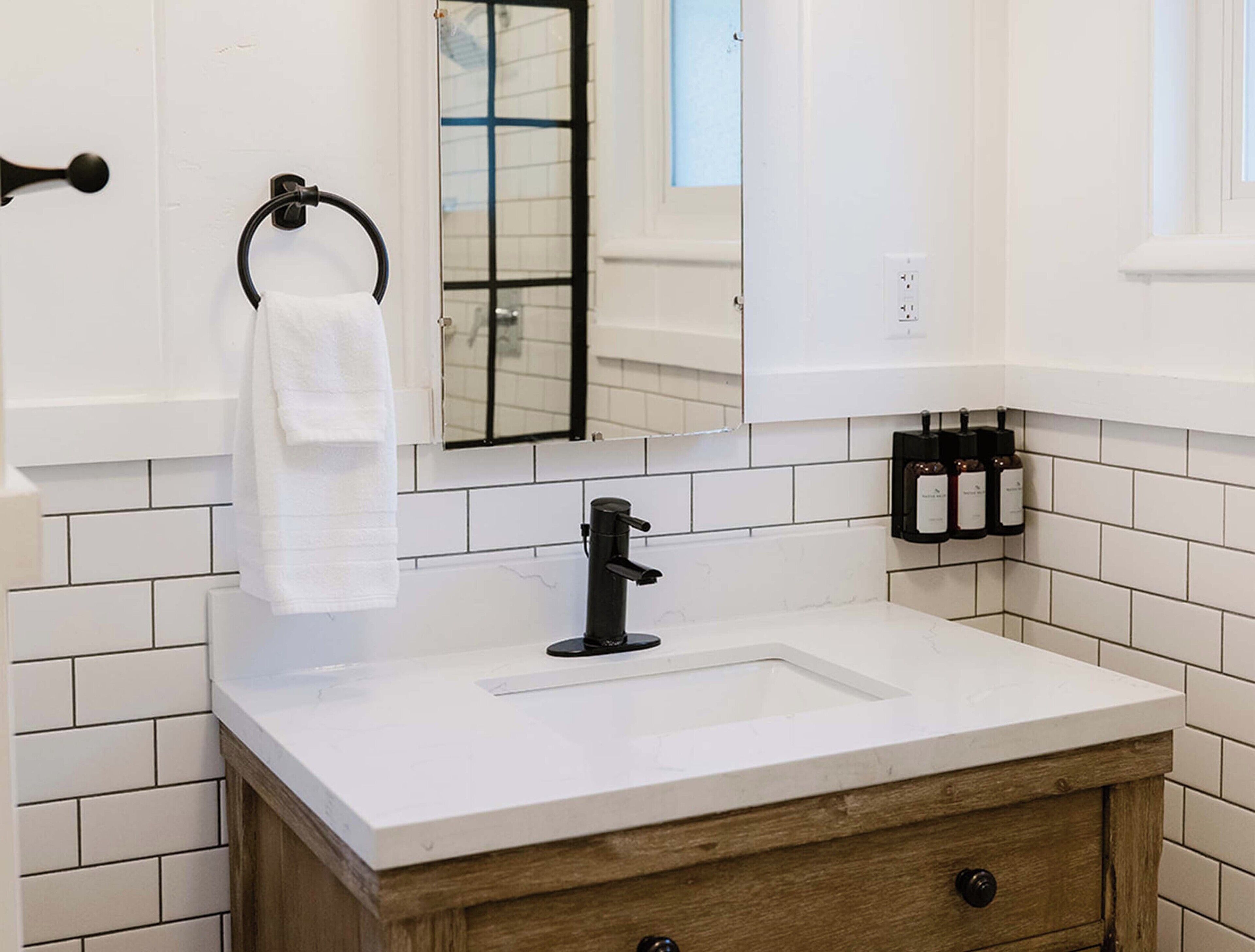 standard double queen | bathroom | combined shower/bathtub, towels