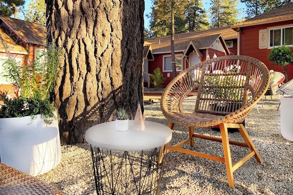 Deluxe Fireplace Cabin | Terrace/patio