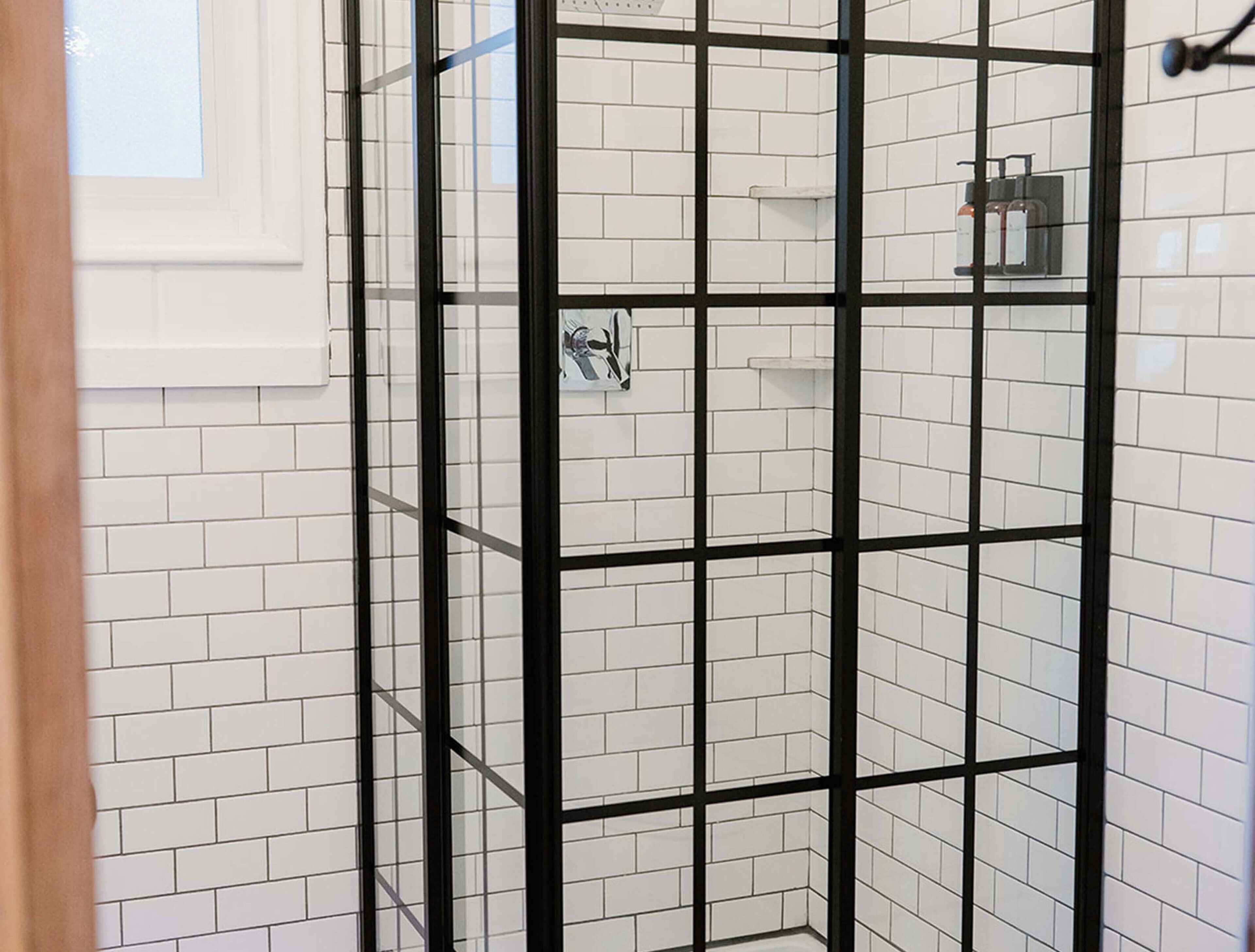 Standard King | Bathroom | Combined shower/tub, towels