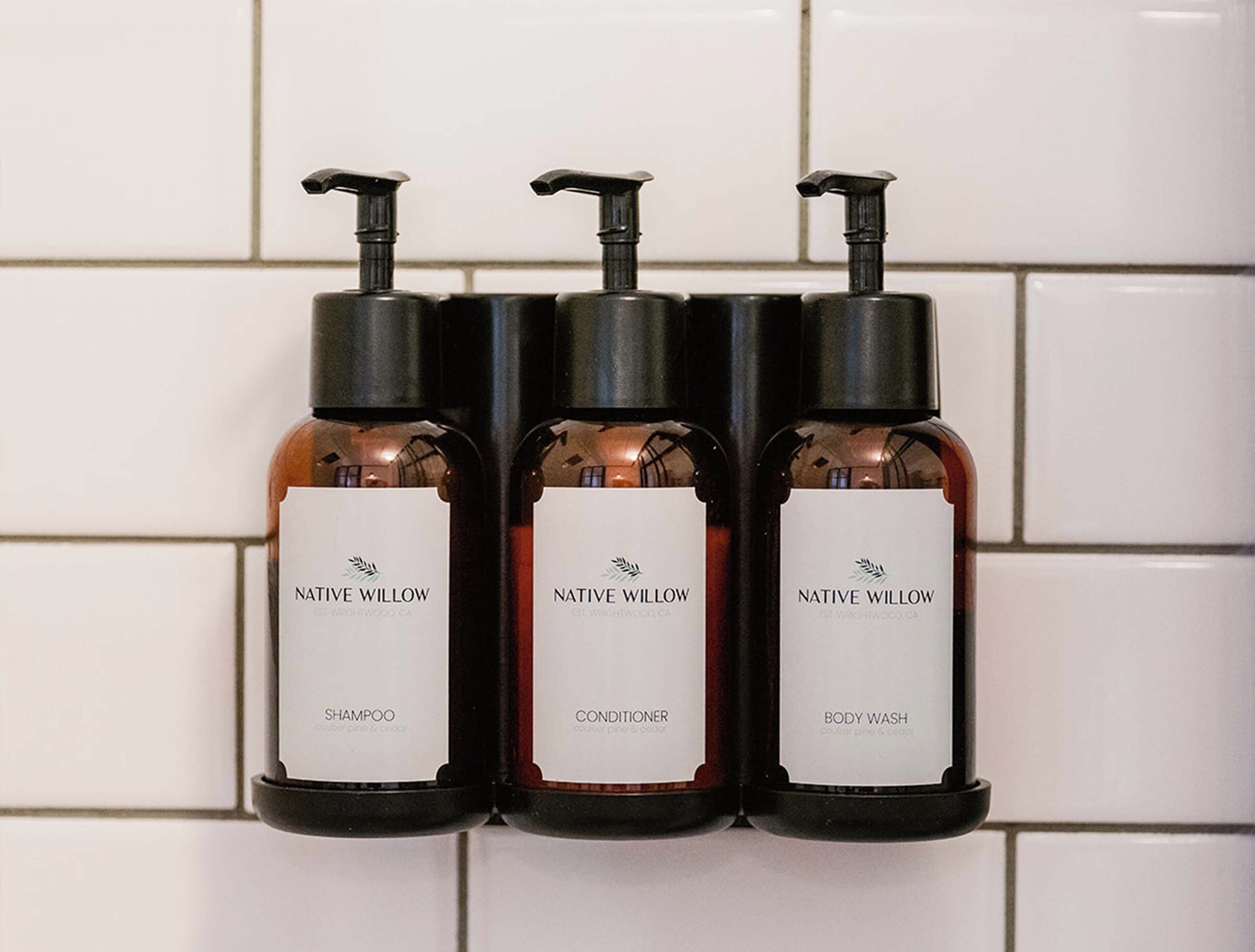 combined shower/bathtub, towels