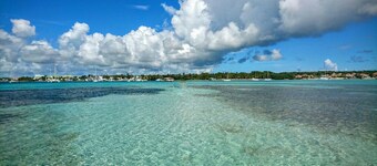 VILLA BLUE MANGO: 150 M FROM THE BEACH AND LAGOON